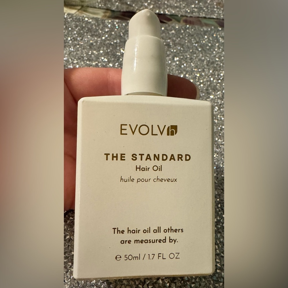 EVOLVh Glossing Hair Oil - Picture 2 of 16